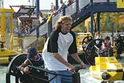 Dirk Nowitzki auf dem Wellenreiter im LEGOLAND Deutschland (Foto: Gerhard Blank)